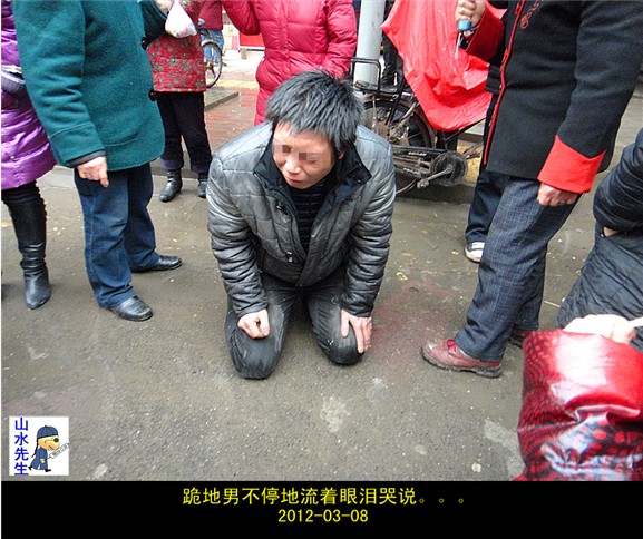 三八节,伤心男雨天跪地磕头一昼夜,怎样心怜的爱情故事?