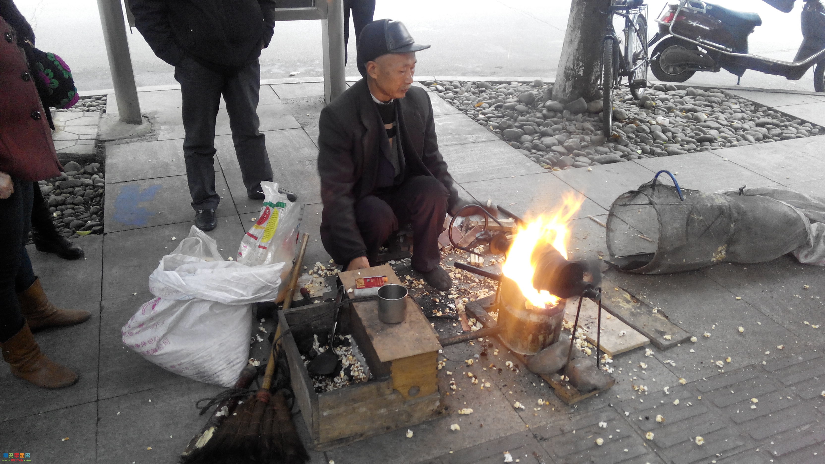 南充现在应该很少见到老式的爆米花机,娆瑜看见了.不