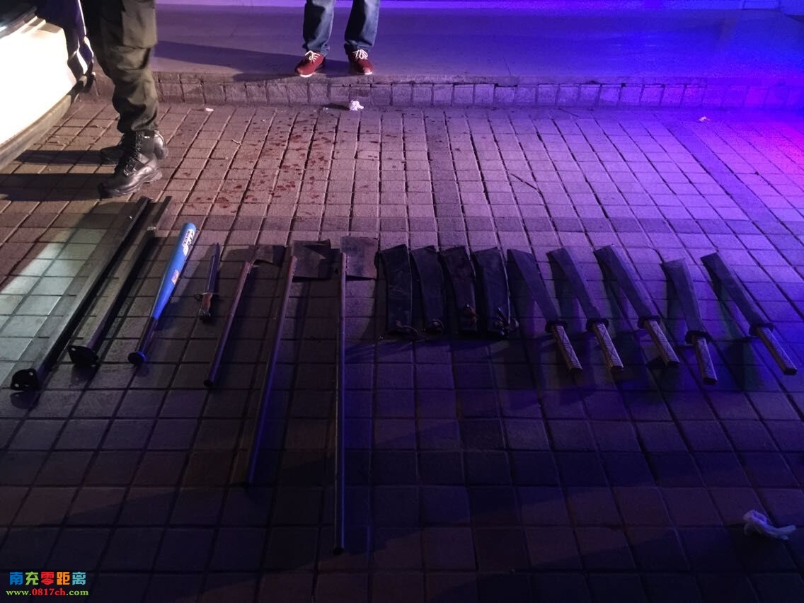 营山大国际砍人,都是一米的砍刀10几把,好黑人.