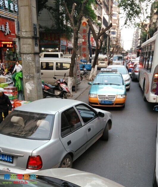 交警一大队,这么多私家车在府街逆行造成拥堵,你们到底管不管?