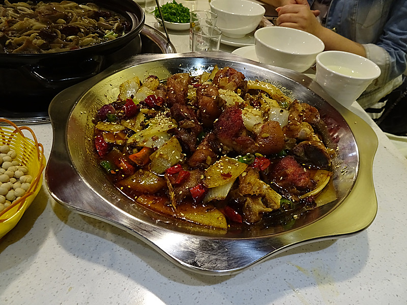 南充美食#[味轩阁]一盆滋补锅 一盆香猪脚 一盆兔儿脑壳 人均三,四十