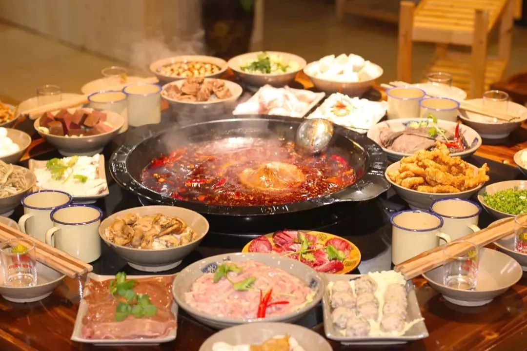 越冷越要吃火锅,南充这家街边边火锅,8人餐只需.