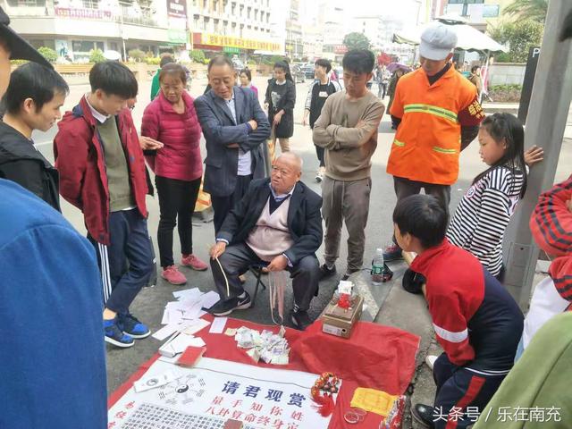 南充这里围了好多人在干啥