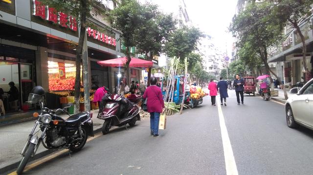 南充宁安巷的占道现象，何时才能得到规范呢？