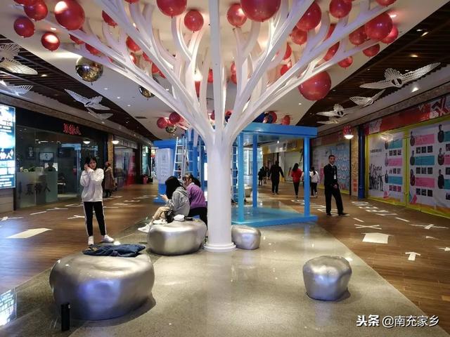 南充：高坪王府井X-YOUNG街成网红打卡点，来看看这些人在拍什么