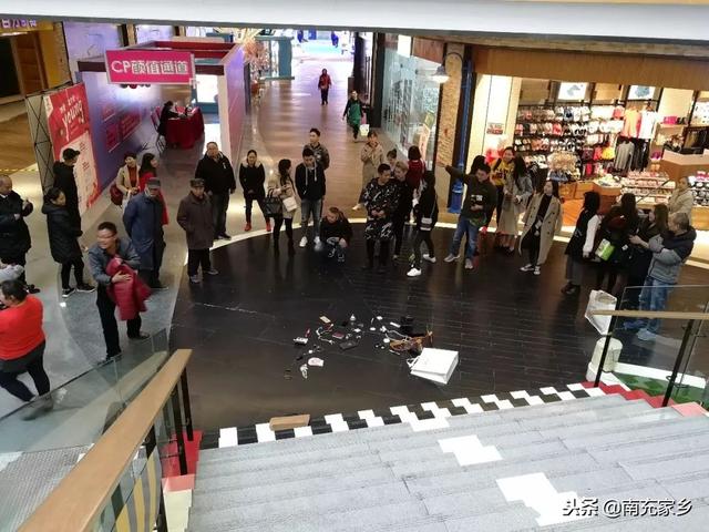 南充：高坪王府井X-YOUNG街成网红打卡点，来看看这些人在拍什么