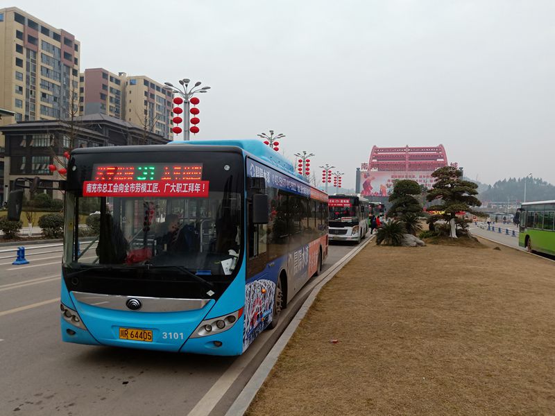 能不能給南充火車北站的公交車站臺臨時站臺做一個牌子