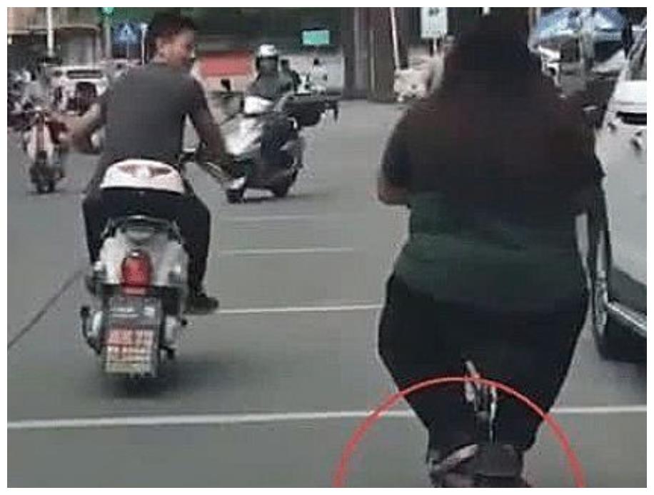 这个200斤女孩火了,骑电动车引发热议,网友:啥牌的电动车?