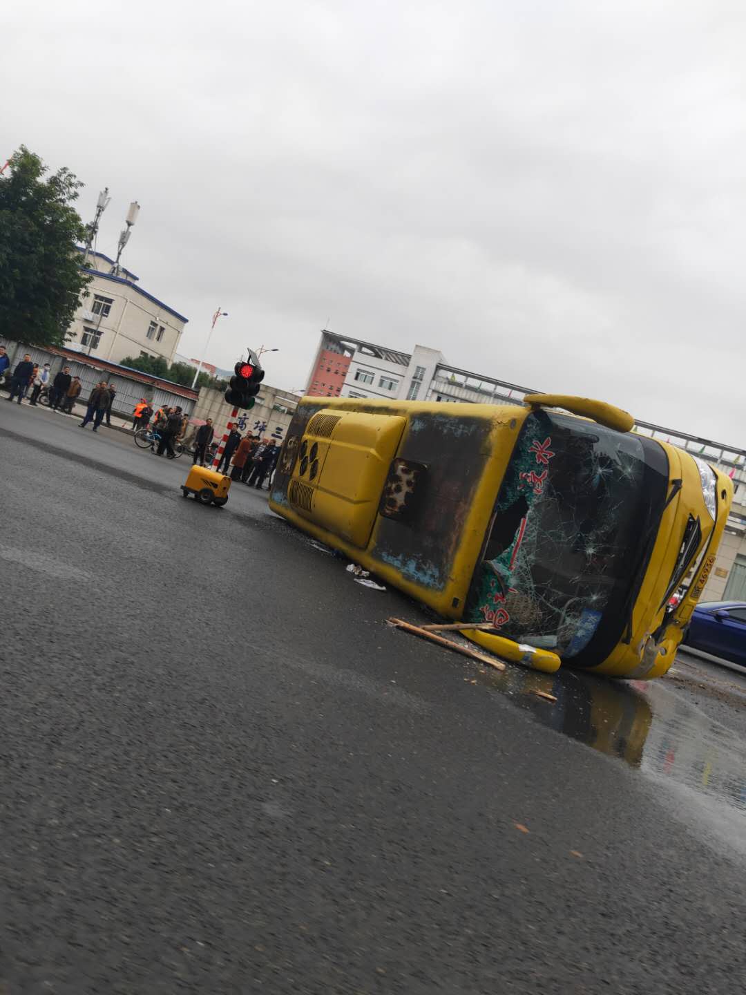 突发!高坪三中门口一大巴发生侧翻,周围还围了一群人