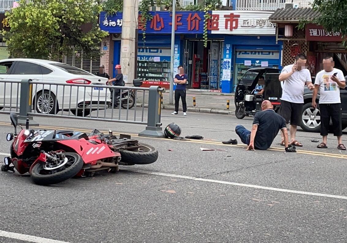 轿车撞摩托两人重伤 奥迪窗玻璃被搭乘摩托的男子撞破 广东地市新闻·南方网